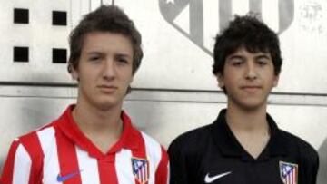 <b>AFORTUNADOS. </b>Borja y Álex , primeros en lucir las nuevas camisetas.