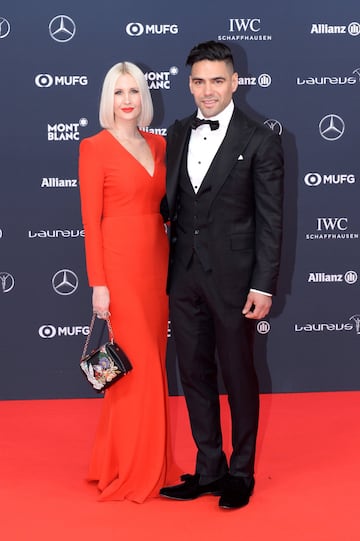 Falcao García y Lorelei Taron posan para las cámaras en los Premios Laureus que se desarrollaron en Mónaco.