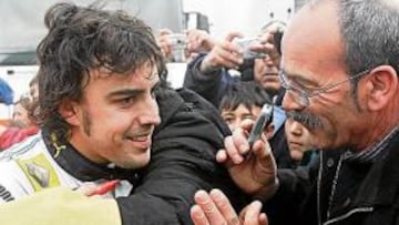 <b>TRANQUILO, ESTAMOS CONTIGO. </b>Alonso recibió el cariño de más de 23.000 aficionados en Montmeló y el mensaje fue positivo demostrando que es un piloto muy querido.