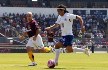 Se desempeñó en Cruz Azul, Tecos y Morelia.