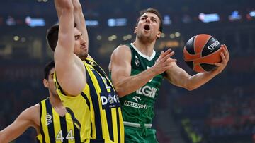 Kevin Pangos lanza durante la Final Four de Belgrado.