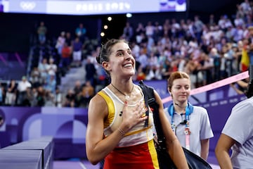 Carolina Marín ya está en semifinales y hace que el pabellón cante en español en pleno París. Levanta a las gradas la onubense después de imponerse a Aya Ohori por 21-13, 21-14 con un partidazo ante la número 4, que no lo ha puesto fácil.