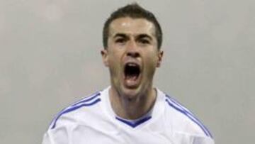 <b>EUFORIA. </b>Gabi celebra el gol que consiguió frente al Levante en La Romareda en medio de una espesa niebla.