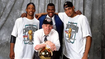 Sean Elliot, David Robinson, Tim Duncan y Greg Poppovich, con el trofeo.