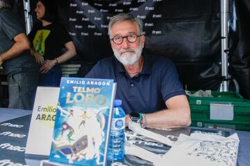 El humorista, actor y presentador Emilio Arag¨®n, durante la firma de uno de sus ejemplares.