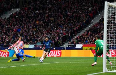 Preciosa la pared que tira Zielinski con Bonny, entrando en diagonal por la izquierda al área y batiendo por bajo a Musso con un disparo cruzado.