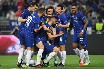 1-0. Olivier Giroud celebró el primer gol.