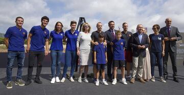 Iniesta y Deulofeu colocan la primera piedra del estadio Johan Cruyff