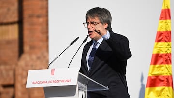 Catalan separatist leader Carles Puigdemont speaks on his return to Spain from seven years of self-imposed exile despite a pending warrant for his arrest, during a welcoming event organised by his party, Junts per Catalunya, at Arc de Triomf in Barcelona, Spain, August 8, 2024. REUTERS/Lorena Sopena