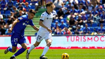 GETAFE (MADRID), 21/04/2024.- El centrocampista del Getafe Jesús Santiago Pérez (i) lucha por el balón con el centrocampista de la Real Sociedad Beñat Turrientes (d) durante el partido de LaLiga que enfrentó al Getafe y a la Real Sociedad, este domingo, en el Coliseum en Getafe (Madrid). EFE/Zipi