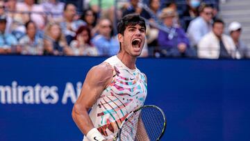 Carlos Alcaraz celebrate un punto contra Daniel Evans en el US Open.