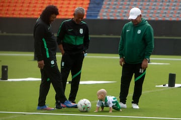 El técnico de Atlético Nacional, Hernán Darío Herrera, vivió un momento especial en la práctica previa a la final. Acompañado de su familia, donde su nieto Nicolás Villamil Herrera fue gran protagonista.