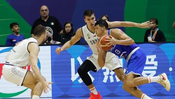 Manila (Philippines), 01/09/2023.- Simone Fontecchio of Italy (R) in action against Bogdan Bogdanovic of Serbia (L) during the FIBA Basketball World Cup 2023 second round match between Serbia and Italy in Manila, Philippines, 01 September 2023. (Baloncesto, Italia, Filipinas) EFE/EPA/ROLEX DELA PENA
