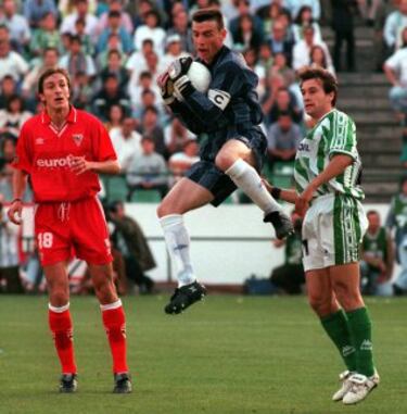 En el FC Barcelona militó dos campañas (1988-1990) como suplente de Andoni Zubizarreta. En el ejercicio 1990-91, fue fichado por el Sevilla FC, donde echó raíces hasta la temporada 1996-97.