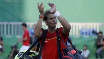 Rafa Nadal agradece el apoyo del p&uacute;blico tras caer ante Kei Nishikori en el partido por la medalla de bronce en el torneo de tenis de los Juegos Ol&iacute;mpicos de R&iacute;o.