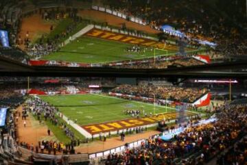 Panorámica del estadio de béisbol Chase Field en el que los Arizona State Sun Devils y los West Virginia Mountaineers durante la Cactus Bowl. El campo se refleja en los cristales de la sala de prensa del estadio.