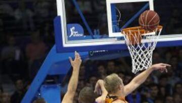 Dubljevic, Stimac y Sikma luchan por un rebote.