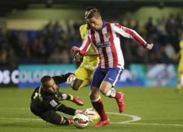 Torres regateando el portero de Villarreal, Sergio Asenjo, en la temporada 2014/15.