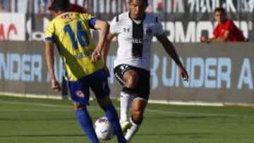 Flores disputa el balón con Héctor Berríos en la victoria de los albos ante la U penquista.