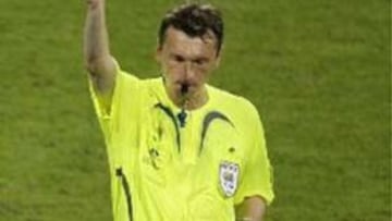 <b>HASTA VEINTE VECES SE VIO ESTE GESTO.</b>Valentin Ivanov enseñó veinte tarjetas durante el Portugal - Holanda, 16 amarillas y 4 rojas