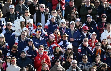 Milano Cortina 2026 Olympics - Alpine Skiing - Women's Downhill - Tofane Alpine Skiing Centre, Belluno, Italy - February 08, 2026. Fans react after Lindsey Vonn of United States crashed during the women's downhill REUTERS/Jennifer Lorenzini