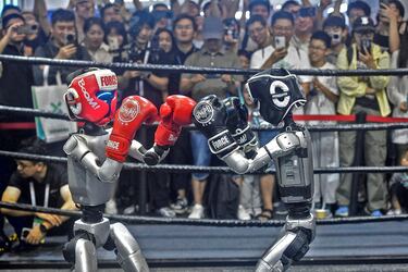 En su avance imparable, la inteligencia artificial también se abre camino poco a poco en el mundo del deporte. Las imágenes de partidos de fútbol disputados por robots se han trasladado a los cuadriláteros, como muestra esta fotografía tomada durante una pelea entre humanoides en el seno de la Conferencia de Inteligencia Artificial de Shangái (China).