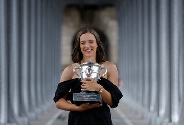 La de 22 años nacida en Varsovia y número uno del mundo ganó ante la checa Karolína Muchová su cuarto trofeo de Grand Slam, tercero en París. Hoy ya ha posado con el ansiado trofeo delante de la Torre Eiffel.