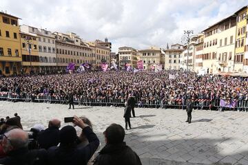 Miles de personas, seguidores y representantes pol赤ticos y del mundo del f迆tbol dieron hoy su 迆ltimo adi車s a Astori.