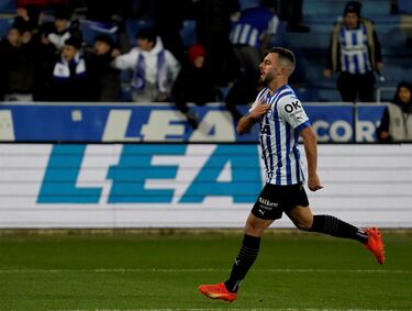 El jugador del Alavés fue un peligro constante para la defensa racinguista. Rioja fue el más listo de la clase para abrir el marcador. Aprovechó un desajuste para batir a Parera. Sus entradas por la banda izquierda eran un peligro constante.