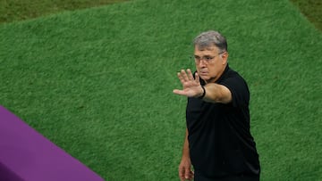 . LUSAIL (CATAR), 30/11/2022.- El seleccionador de México Gerardo Martino reacciona hoy, en un partido de la fase de grupos del Mundial de Fútbol Qatar 2022 entre Arabia Saudita y México en el estadio Lusail (Catar). EFE/Esteban Biba