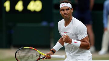 Rafa Nadal celebra un punto ante Novak Djokovic en las semifinales de WImbledon 2018.