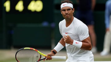 Rafa Nadal celebra un punto ante Novak Djokovic en las semifinales de WImbledon 2018.