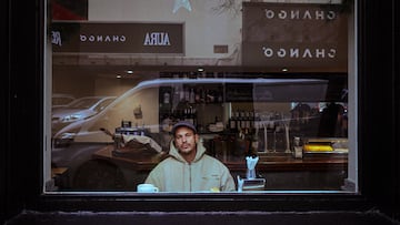 Alizzz posa para AS con la sala Changó de fondo en Madrid.