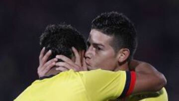 James agradece a Muriel por el pase gol que termin&oacute; en el empate ante Chile.