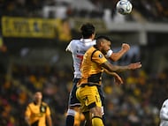 Futbol, Coquimbo Unido vs Nacional.
Fase de Grupos, Copa Libertadores 2026.
El jugador de Nacional Nicolas Rodriguez, centro, disputa el balon contra Manuel Fernandez de Coquimbo Unido durante un partido del grupo B copa libertadores disputado en el estadio Francisco Sanchez Rumoroso en Coquimbo, Chile.
08/04/2026
Alejandro Pizarro Ubilla/Photosport
Football, Coquimbo Unido vs Nacional.
Group Stage, Libertadores Cup 2026.
Nacional’s player Nicolas Rodriguez, center, vies for the ball against Manuel Fernandez of Coquimbo Unido during a Copa Libertadores Group B match played at the Francisco Sanchez Rumoroso stadium in Coquimbo, Chile
08/04/2026
Alejandro Pizarro Ubilla/Photosport