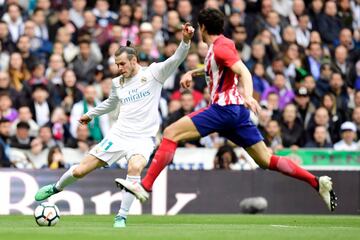 Gareth Bale ante Stefan Savic.