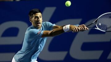 El serbio Novak Djokovic devuelve una bola durante el partido ante el argentino Juan Martin del Potro en el Abierto Mexicano de Tenis, en Acapulco.