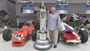 A. J. Foyt posa con el trofeo de la Indy 500.