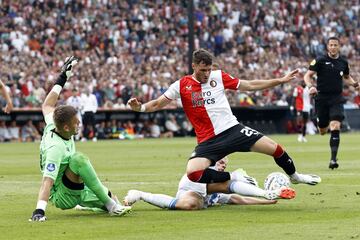 (l-r) SC Heerenveen dutch goalkeeper Andries Noppert, and SC Heerenveen Dutch midfielder Luuk Brouwers fight for the ball against Feyenoord's Mexican forward Santiago Gimenez during the Dutch Eredivisie match between Feyenoord and SC Heerenveen at Feyenoord Stadion de Kuip, in Rotterdam on September 16, 2023. (Photo by MAURICE VAN STEEN / ANP / AFP) / Netherlands OUT