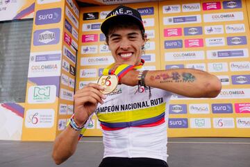 Daniel Arroyave, ciclista del Team Emirates, se quedó con la medalla de oro en la prueba de élite de la categoría Sub 23, del Campeonato Nacional de Ruta. Óscar Guzmán y Cristian Pico se quedaron con el segundo y tercer puesto.
