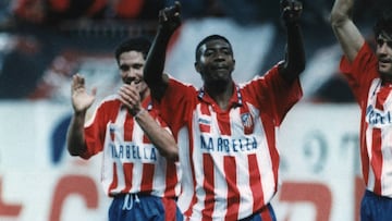 El Tren Valencia, entre Simeone y Caminero, celebra un gol con el Atl&eacute;tico de Madrid.