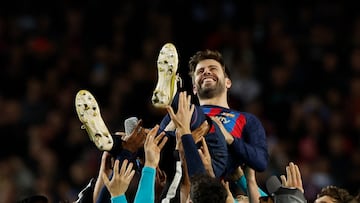 Soccer Football - LaLiga - FC Barcelona v Almeria - Camp Nou, Barcelona, Spain - November 5, 2022 FC Barcelona's Gerard Pique celebrates with teammates after playing his last home game for FC Barcelona REUTERS/Albert Gea