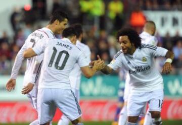 James celebra el gol que acaba de anotar con sus compañeros 