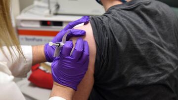 Encabezado: Entre miedo y esperanza: así es ser voluntario de una vacuna del coronavirus USA01. MARYLAND (EE.UU.), 27/08/2020.- Fotografía cedida por la Facultad de Medicina de la Universidad de Maryland que muestra a un participante mientras recibe una dosis durante la fase 1/2 del ensayo clínico de la vacuna candidata de Pfizer/BioNTech, en Estados Unidos. "Mi único miedo es que no funcione". Eso dice Ezequiel Boetti, uno de los argentinos que se prestó para probar la eficacia de una de las vacunas más avanzadas contra el coronavirus, en un momento en el que los científicos buscan con urgencia la participación de miles de voluntarios con la esperanza de frenar la pandemia. Después de haber experimentado con una velocidad inédita con animales (etapa preclínica) y luego con algunos cientos de personas para descartar posibles efectos secundarios graves, siete potenciales vacunas llegaron a una etapa clave: probarlas con 30.000 o más individuos en zonas donde el virus circula muy activamente, como América. EFE/ Facultad de Medicina de la Universidad de Maryland /SOLO USO EDITORIAL/NO VENTAS