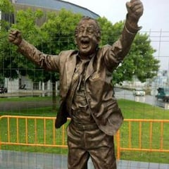 Se inauguró la estatua de Manolo Preciado junto a El Molinón