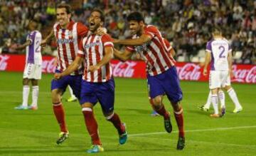 0-1. Raúl García celebra el primer gol con sus compañeros.