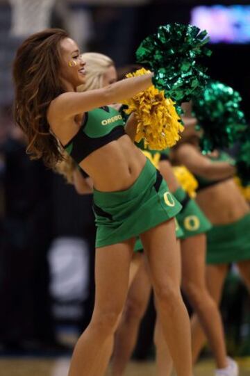 De verde y negro, las animadoras de los Oregon Ducks.