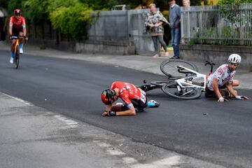 Joe Dombrowski, vencedor en Sestola el día anterior, tiró a Landa tras chocar con la persona que señalizaba una bifurcación en la carretera. El estadounidense, sí que se levantó y continuó hasta meta. Bidard también se cayó y siguió en carrera. El escalad