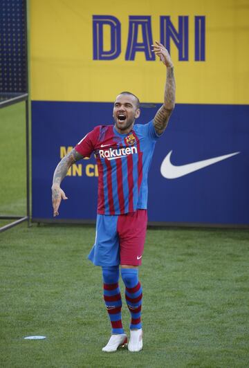 El lateral derecho brasileño Dani Alves vuelve a la que fue su casa y ha sido presentado de nuevo en el Camp Nou.  El brasileño se mostró exultante durante su acto.