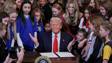 El presidente de Estados Unidos avaló una orden ejecutiva contra la participación de mujeres trans en el deporte femenil. “La guerra contra el deporte femenino ha terminado”, declaró en la Casa Blanca.